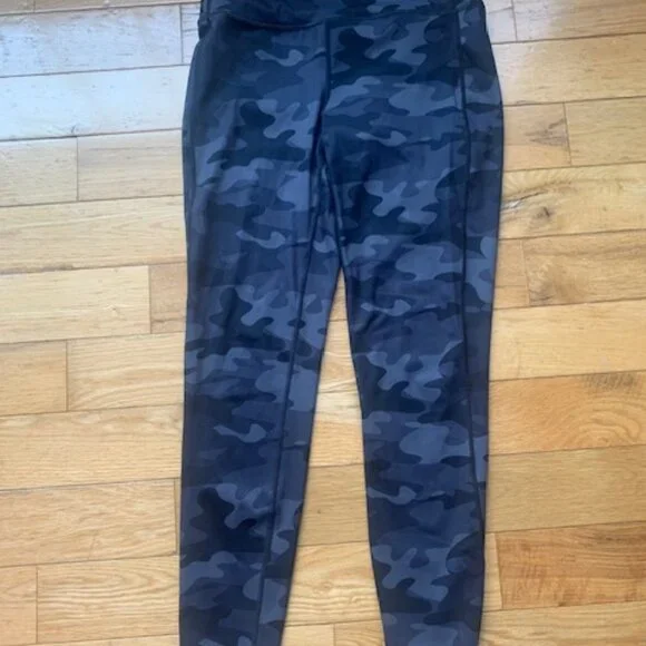 Lole black camo high-rise leggings in size Small (S/P). - Picture 2 of 10